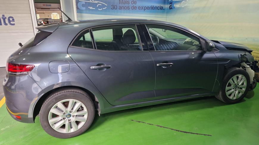 Renault Megane 1.6 E-Tech PLUG-IN  - Auto Cabomonte Compra e Venda de Salvados